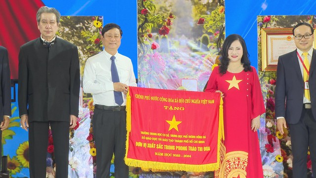 Đồng chí Võ Văn Minh dự lễ khai giảng tại Trường THCS-THPT Hồng Hà, đón nhận Huân chương Lao động hạng Nhì - Ảnh 4.