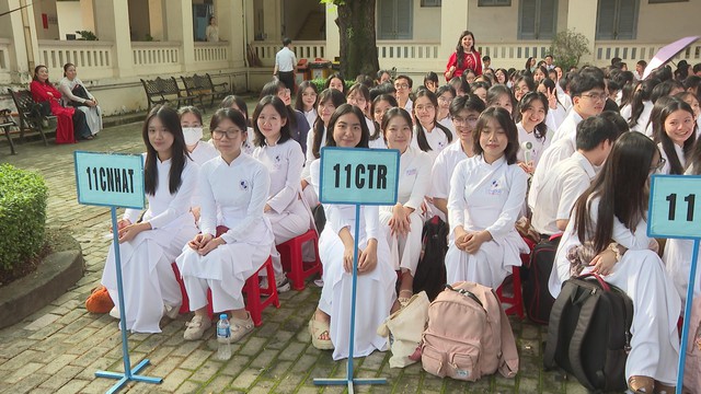 Trung tướng Mai Hoàng dự khai giảng năm học mới tại Trường THPT Chuyên Lê Hồng Phong - Ảnh 4.