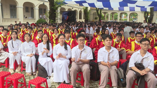 Trung tướng Mai Hoàng dự khai giảng năm học mới tại Trường THPT Chuyên Lê Hồng Phong - Ảnh 5.