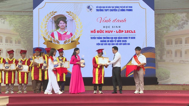 Trung tướng Mai Hoàng dự khai giảng năm học mới tại Trường THPT Chuyên Lê Hồng Phong - Ảnh 6.