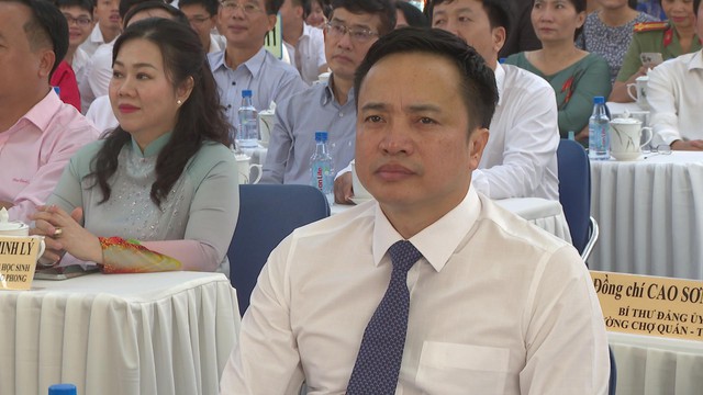 Trung tướng Mai Hoàng dự khai giảng năm học mới tại Trường THPT Chuyên Lê Hồng Phong - Ảnh 2.