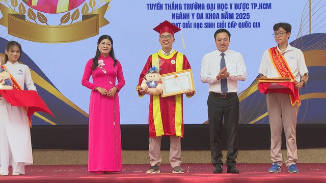 Trung tướng Mai Hoàng dự khai giảng năm học mới tại Trường THPT Chuyên Lê Hồng Phong - Ảnh 3.