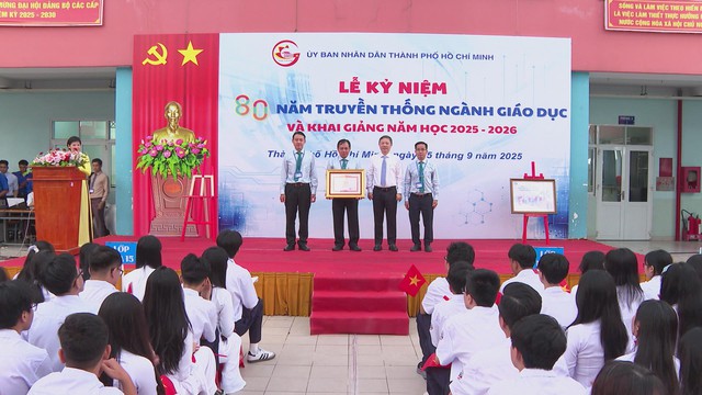 Đồng chí Dương Anh Đức dự lễ khai giảng năm học mới tại Trường THPT Nam Kỳ Khởi Nghĩa - Ảnh 3.