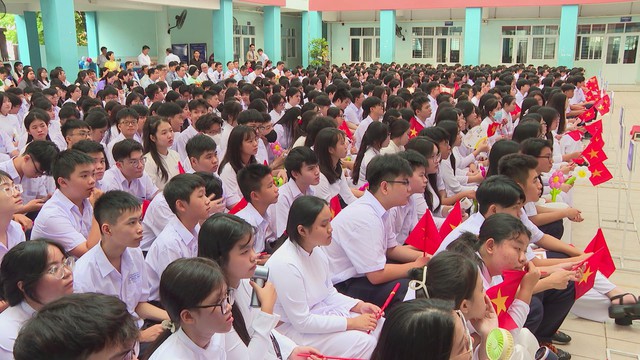 Đồng chí Dương Anh Đức dự lễ khai giảng năm học mới tại Trường THPT Nam Kỳ Khởi Nghĩa - Ảnh 4.