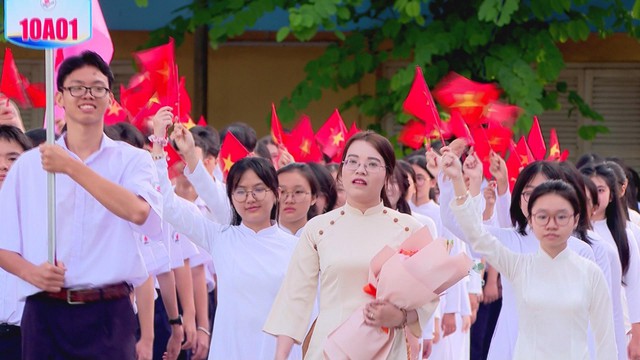 Phó Chủ tịch Thường trực UBND TPHCM Nguyễn Văn Thọ dự lễ khai giảng tại Trường THPT Nguyễn Thượng Hiền - Ảnh 1.