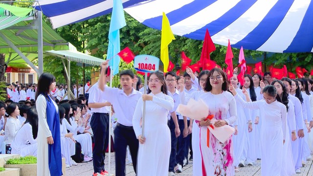 Phó Chủ tịch Thường trực UBND TPHCM Nguyễn Văn Thọ dự lễ khai giảng tại Trường THPT Nguyễn Thượng Hiền - Ảnh 2.