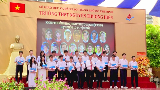 Phó Chủ tịch Thường trực UBND TPHCM Nguyễn Văn Thọ dự lễ khai giảng tại Trường THPT Nguyễn Thượng Hiền - Ảnh 3.