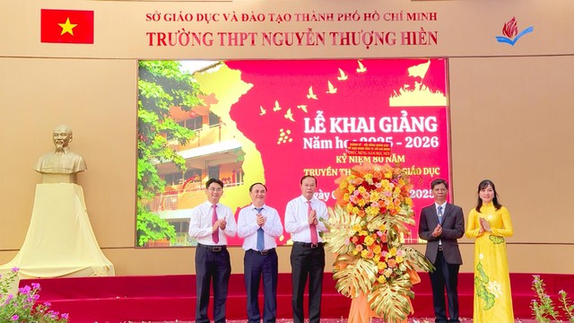 Phó Chủ tịch Thường trực UBND TPHCM Nguyễn Văn Thọ dự lễ khai giảng tại Trường THPT Nguyễn Thượng Hiền - Ảnh 4.