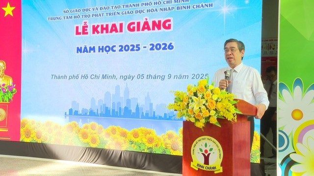 Phó Bí thư Thành ủy Nguyễn Phước Lộc dự Lễ khai giảng năm học mới tại Trung tâm Hỗ trợ Phát triển Giáo dục Hòa nhập Bình Chánh - Ảnh 3.