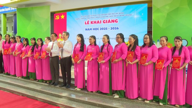 Phó Bí thư Thành ủy Nguyễn Phước Lộc dự Lễ khai giảng năm học mới tại Trung tâm Hỗ trợ Phát triển Giáo dục Hòa nhập Bình Chánh - Ảnh 4.