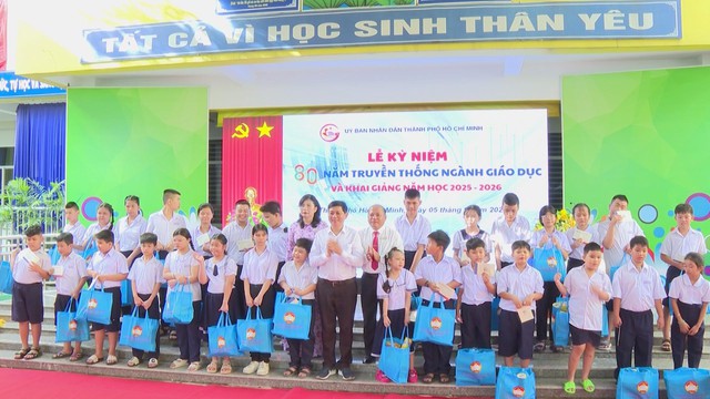 Phó Bí thư Thành ủy Nguyễn Phước Lộc dự Lễ khai giảng năm học mới tại Trung tâm Hỗ trợ Phát triển Giáo dục Hòa nhập Bình Chánh - Ảnh 6.