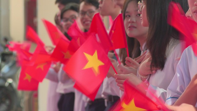 Chủ tịch UBND TP.HCM Nguyễn Văn Được dự lễ khai giảng năm học mới tại Trường THPT Trần Phú - Ảnh 1.