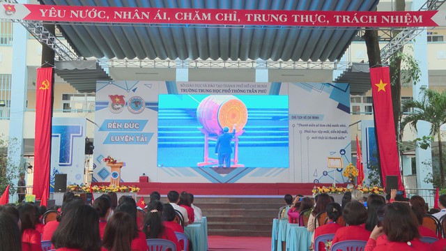 Chủ tịch UBND TP.HCM Nguyễn Văn Được dự lễ khai giảng năm học mới tại Trường THPT Trần Phú - Ảnh 2.