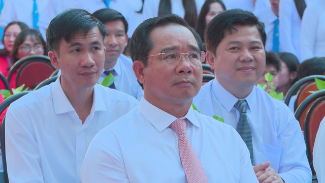 Chủ tịch UBND TP.HCM Nguyễn Văn Được dự lễ khai giảng năm học mới tại Trường THPT Trần Phú - Ảnh 3.