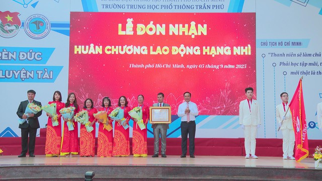 Chủ tịch UBND TP.HCM Nguyễn Văn Được dự lễ khai giảng năm học mới tại Trường THPT Trần Phú - Ảnh 4.