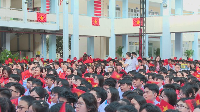 Chủ tịch UBND TP.HCM Nguyễn Văn Được dự lễ khai giảng năm học mới tại Trường THPT Trần Phú - Ảnh 5.