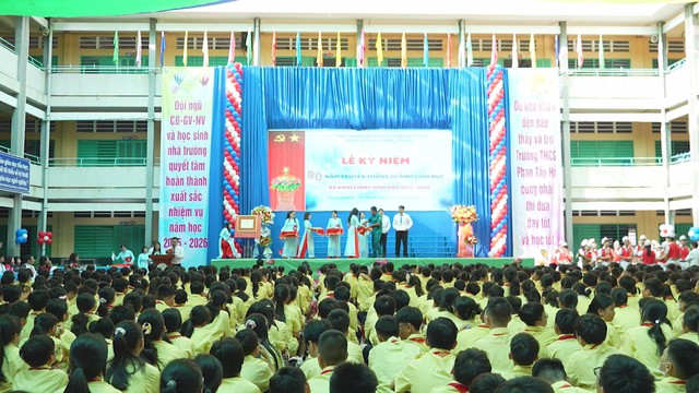 Trường THCS Phan Tây Hồ khai giảng năm học mới, hướng tới 50 năm xây dựng và trưởng thành - Ảnh 1.