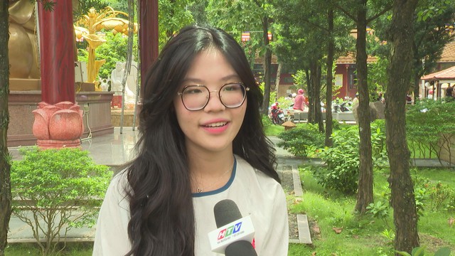 Lễ Vu Lan báo hiếu: Đông đảo người dân đến chùa dâng hương, bày tỏ lòng hiếu hạnh - Ảnh 6.