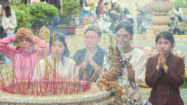 Lễ Vu Lan báo hiếu: Đông đảo người dân đến chùa dâng hương, bày tỏ lòng hiếu hạnh - Ảnh 7.