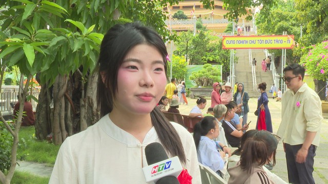 Lễ Vu Lan báo hiếu: Đông đảo người dân đến chùa dâng hương, bày tỏ lòng hiếu hạnh - Ảnh 5.
