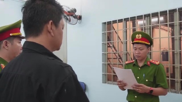 Công an TP.HCM bắt giữ đối tượng gây rối, hành hung người đi đường tại phường Tân Định - Ảnh 2.