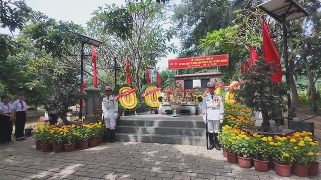Côn Đảo tưởng niệm 123 năm ngày sinh và 83 năm ngày mất Tổng Bí thư Lê Hồng Phong - Ảnh 1.