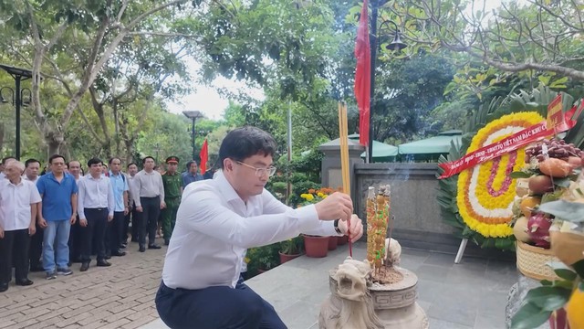 Côn Đảo tưởng niệm 123 năm ngày sinh và 83 năm ngày mất Tổng Bí thư Lê Hồng Phong - Ảnh 2.