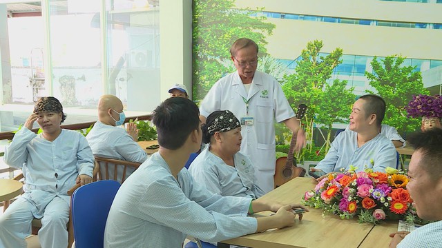 Những “liều thuốc tinh thần” đồng hành cùng bệnh nhân ung thư tại TP.HCM - Ảnh 1.