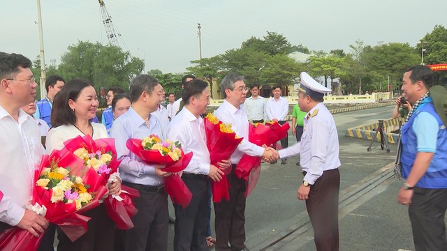 Đoàn đại biểu TP.HCM thăm cán bộ, chiến sĩ và nhân dân các đảo Tây Nam, Nhà giàn DK1 - Ảnh 2.