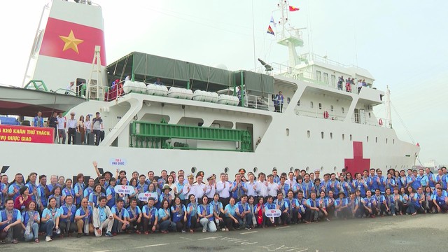 Đoàn đại biểu TP.HCM thăm cán bộ, chiến sĩ và nhân dân các đảo Tây Nam, Nhà giàn DK1 - Ảnh 3.