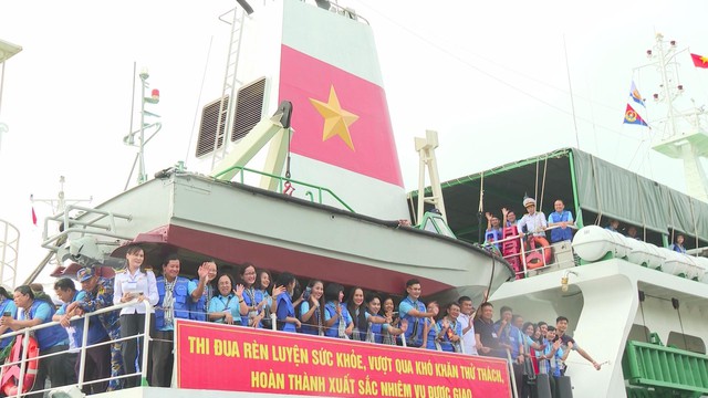 Đoàn đại biểu TP.HCM thăm cán bộ, chiến sĩ và nhân dân các đảo Tây Nam, Nhà giàn DK1 - Ảnh 4.