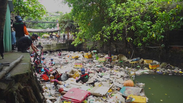 SÀI GÒN XANH: DỌN RÁC ĐỂ SỐNG KHÁC - Ảnh 1.