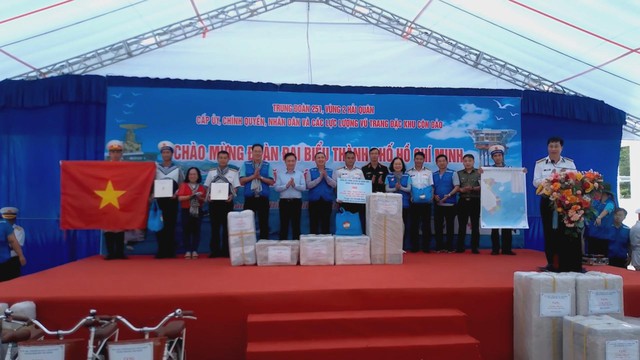 Đoàn công tác TP.HCM và Quân chủng Hải quân thăm, tặng quà tại đặc khu Côn Đảo - Ảnh 2.