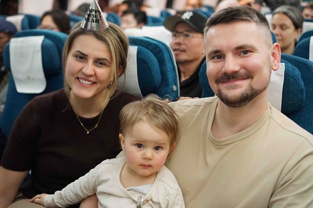 Vietnam Airlines đồng loạt chào đón những hành khách đầu tiên năm 2026 trên toàn mạng bay nội địa - Ảnh 4.