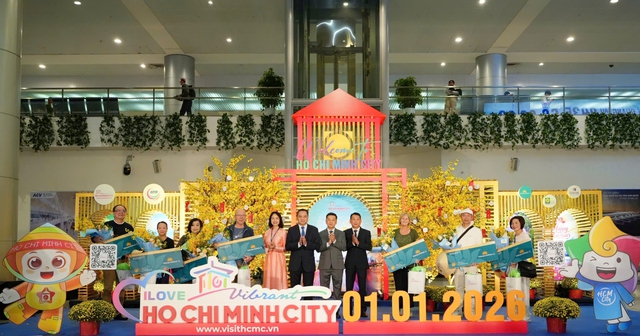 Vietnam Airlines đồng loạt chào đón những hành khách đầu tiên năm 2026 trên toàn mạng bay nội địa - Ảnh 1.