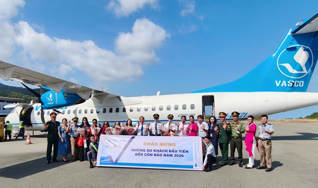 Vietnam Airlines đồng loạt chào đón những hành khách đầu tiên năm 2026 - Ảnh 3.