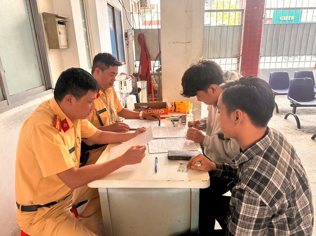 Xử phạt hai đối tượng cản trở lực lượng CSGT làm nhiệm vụ rạng sáng ngày 10/1/2026 - Ảnh 2.