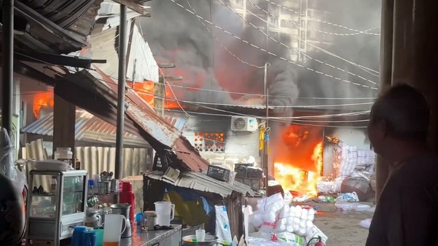 Cháy lớn tại khu vực chợ Bình Trưng, TPHCM  - Ảnh 1.