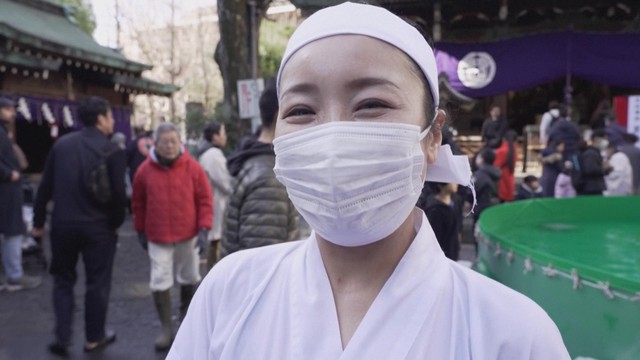 Nhật Bản: Tắm nước lạnh cầu mong may mắn và sức khỏe tốt - Ảnh 2.