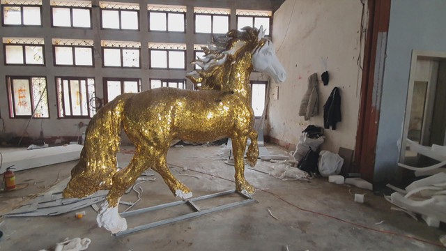 60 Giây ngày 13/1/2026 | Linh vật ngựa “vui vẻ” cao 4m, nặng 6 tấn vừa hoàn thành ở Bắc Ninh - Ảnh 1.