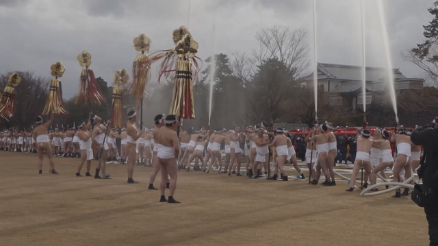 Nhật Bản: Mãn nhãn màn trình diễn phun nước đón năm mới của 1.300 lính cứu hỏa - Ảnh 1.