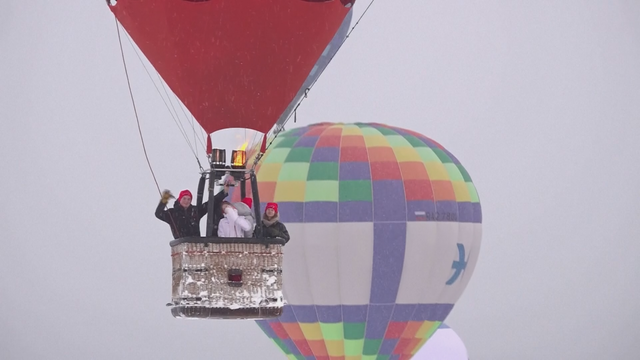 Mãn nhãn lễ hội khinh khí cầu mùa đông trên bầu trời Mát-xcơ-va - Ảnh 3.