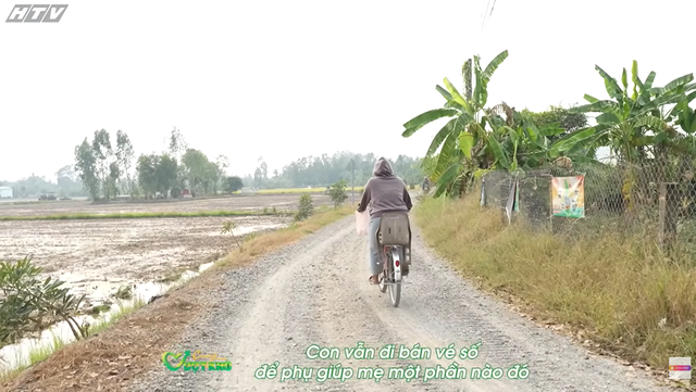 Quyền Linh và Quốc Thuận “tranh khách” bán vé số giúp hoàn cảnh khó khăn - Ảnh 2.