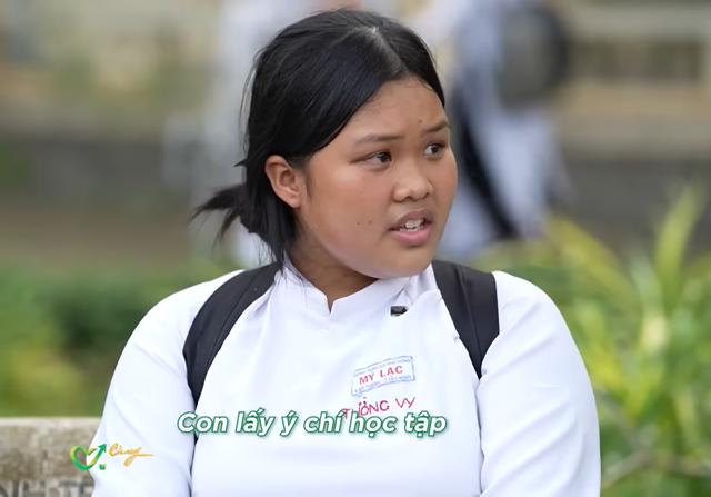 Quyền Linh và Quốc Thuận “tranh khách” bán vé số giúp hoàn cảnh khó khăn - Ảnh 3.