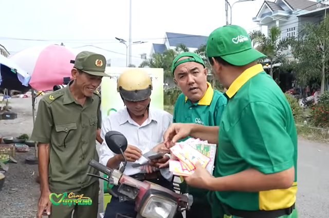 Quyền Linh và Quốc Thuận “tranh khách” bán vé số giúp hoàn cảnh khó khăn - Ảnh 4.