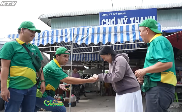 Quyền Linh và Quốc Thuận “tranh khách” bán vé số giúp hoàn cảnh khó khăn - Ảnh 5.