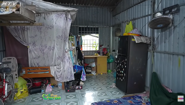 Quyền Linh và Quốc Thuận “tranh khách” bán vé số giúp hoàn cảnh khó khăn - Ảnh 1.