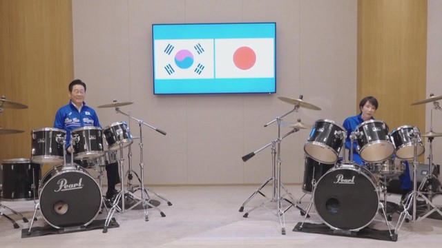 Thủ tướng Nhật Bản chơi trống cùng Tổng thống Hàn Quốc - Ảnh 1.