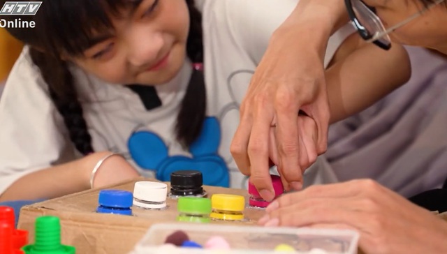 Chậm: Phát triển kỹ năng vận động tinh thông qua bài tập vặn nắp chai - Ảnh 2.