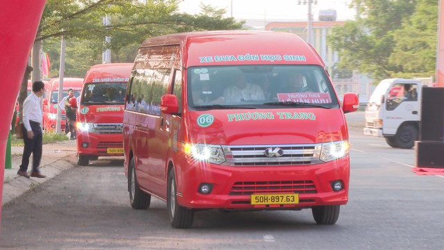 Xã Nhà Bè ra mắt tuyến xe buýt miễn phí đưa đón học sinh, người dân - Ảnh 3.